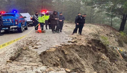 Burdurda etkili olan yağıştan dolayı yol çöktü