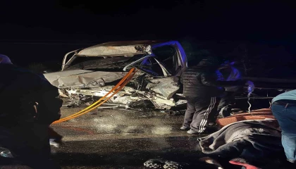 Burdurda kamyonet ile tır çarpıştı: 2si ağır 3 yaralı