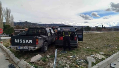 Burdurda pikap ile otomobil çarpıştı: 3 yaralı