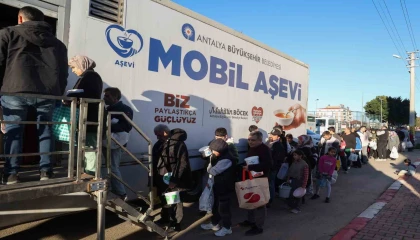 Büyükşehir Mobil Aşevinden sıcak yemek ikramı