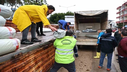 Büyükşehirden hortum ve fırtınadan zarar gören üreticiye sera naylonu desteği