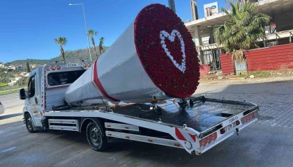 Çekicinin vincini 777 gülle donatıp eşine sürpriz yaptı