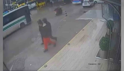 Çukura düşen motosikletli, otobüsün altında kalmaktan son anda kurtuldu