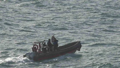 Dalgalarla boğuşan 2 kişiyi deniz polisi kurtardı