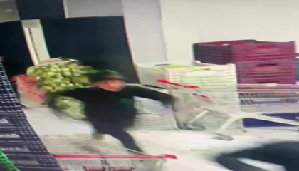 Deprem anında yaşanan panik kamerada