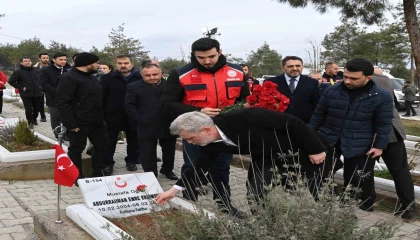 Deprem şehitleri kabri başında dualarla yad edildi