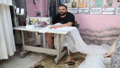 Depremde 55 saat enkaz altında kalıp bir bacağını kaybeden perdeci Ali, protez bacağıyla kendi ayakları üzerinde durmayı başardı