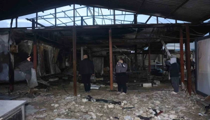 Depremde evleri yıkılan aile yangınla birlikte ikinci kez yuvasız kaldı