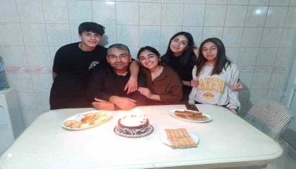 Depremde tüm ailesini kaybeden baba, 04.17de mezar başında gözyaşlarına boğuldu