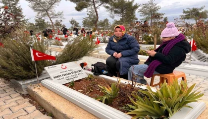 Depremin 3. yıl dönümünde depremzedeler mezarlıkta sabahladı