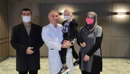 Depremzede Taha, babasından aldığı ilikle hayata tutundu