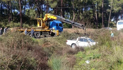 Dereye uçan kamyonetten yara alamadan kurtuldu