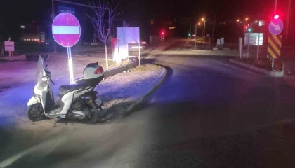 Devrilen motosikletin sürücüsü ambulansta tedavi edildi