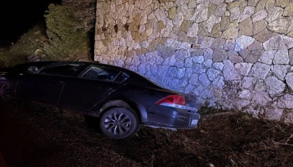 Eğirdirde yol kenarına savrulan otomobildeki 3 kişi yaralandı