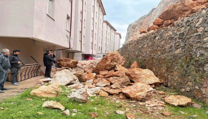 Eğirdirde yuvarlanan kayaların tehdit ettiği bina tahliye edildi