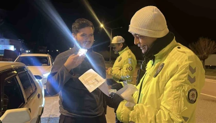 Ehliyetini zarftan çıkarmak için 1 ay torpidoda tutup çevirmeye girmeyi bekledi