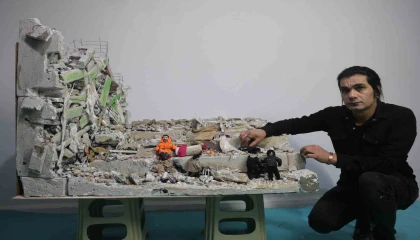 Enkaz altındaki kızının elini bir an olsun bırakmayan babanın yaşadıklarını minyatüre dönüştürdü