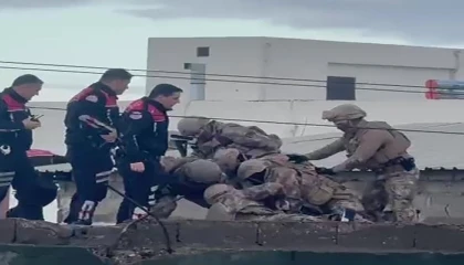 Eski çalıştığı iş yerini basıp 4 kişiyi vuran şahıs çatıda yakalandı