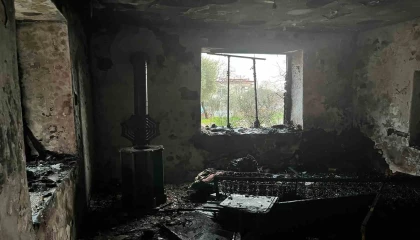 Evinde çıkan yangında ağır yaralanan yaşlı kadın hayatını kaybetti