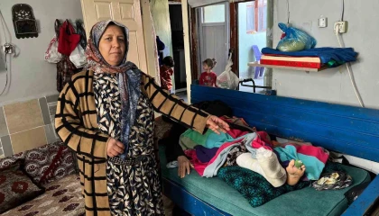 Evini su bastı, kurtulmaya çalışırken düşüp ayağını kırdı