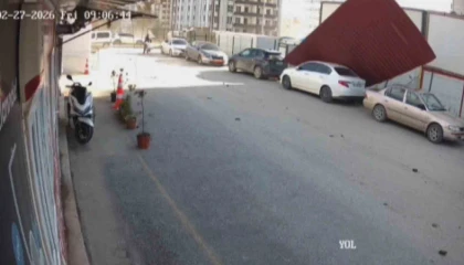 Fırtınanın yerinde söktüğü sac çatı park halindeki 2 aracın üzerine uçtu