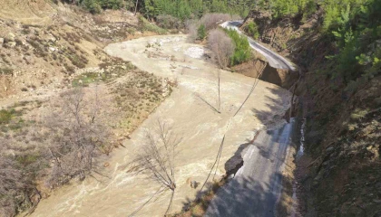 Gazipaşada heyelan yolu yuttu