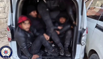 Göçmenleri tıka basa taşırken yakayı ele veren insan kaçakçısı tutuklandı
