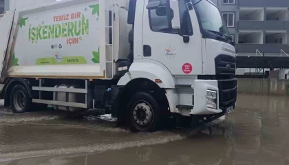 Göle dönen yol yüzünden derse gidemeyen üniversite öğrencisi Derse gelemeyeceğim diyerek hocasına seslendi