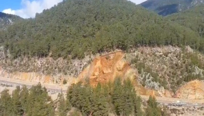 Gündoğmuşta toprak kayması: Ulaşıma kapanan yol, tek şeritten trafiğe açıldı