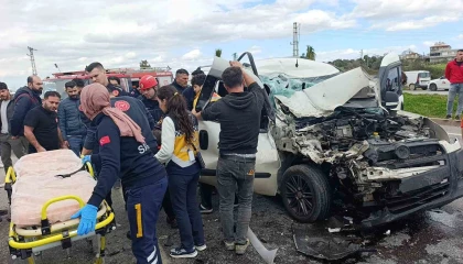 Hafif ticari aracın çarptığı midibüs devrildi: 7 yaralı