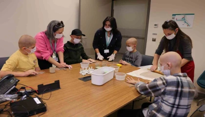 Hasta yataklarında okula gidemeyen çocuklar, bu atölyelerde el becerilerini geliştiriyor