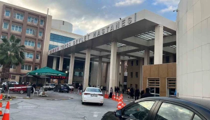 Hastane koridorlarında dolaşan köpek tedirgin etti