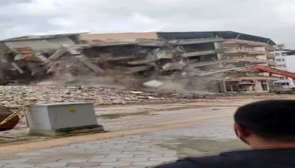 Hatayda hasarlı 5 katlı bina iş makinesinin darbesiyle yerle bir oldu