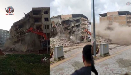 Hatayda hasarlı 5 katlı bina iş makinesinin darbesiyle yerle bir oldu