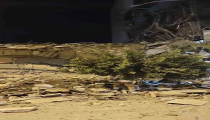 Hatayda hasarlı bina yıkım esnasında çöktü