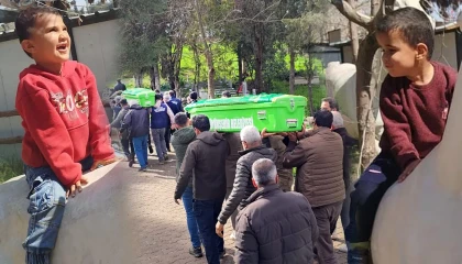 Hatay’da su dolu temele düşüp ölen 2 kardeş yan yana defnedildi