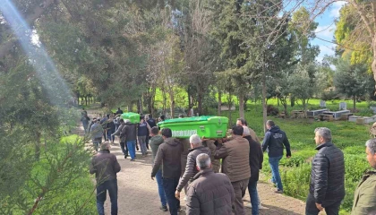 Hatayda su dolu temelin içindeki toplarını almak isterken düşüp ölen 2 kardeş yan yana defnedildi