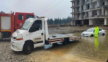 Hatayda yağışla birlikte yollar göle döndü, araçlar mahsur kaldı