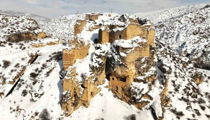 Hurman Kalesi karla birlikte mest etti