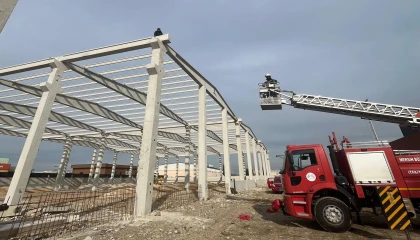 İnşaat sahasında çökme: 3 işçi yaralandı, mahsur kalan 1 kişi kurtarıldı