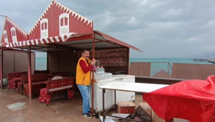 İskenderun Belediyesinin Ramazan çadırları fırtınaya dayanamadı, o anlar kamerada