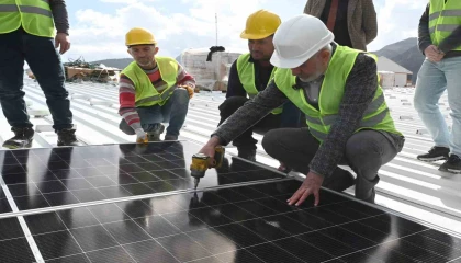 Isparta Belediyesi, pazar alanı çatılarına GES kuruyor