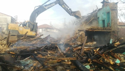 Ispartada kerpiç ev yangında kullanılamaz hale geldi