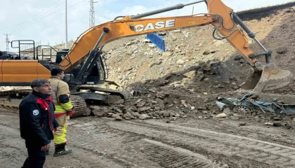İstinat duvarının altında kalan araçlar demir yığını haline geldi