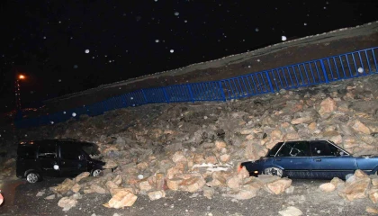 İstinat duvarının park halindeki araçların üzerine çöktüğü anlar kamerada