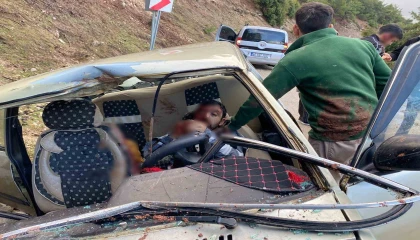 Kahramanmaraşta kopan kaya parçası otomobile isabet etti: 2si ağır 4 yaralı