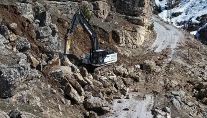 Kahramanmaraşta yol açma ve onarım çalışmaları sürüyor