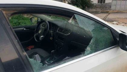 Kaldırım taşıyla camını kırdıkları otomobilden depremzede vatandaşın 100 bin TLsini çaldılar