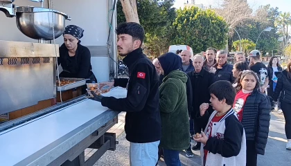 Kaskını kız arkadaşına verdiği kazada hayatını kaybeden motosiklet sürücüsü için lokma dağıtıldı