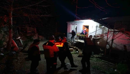 Kayıp olarak aranan yaşlı adam, 12 saat sonra bitkin halde ormanda yatarken bulundu